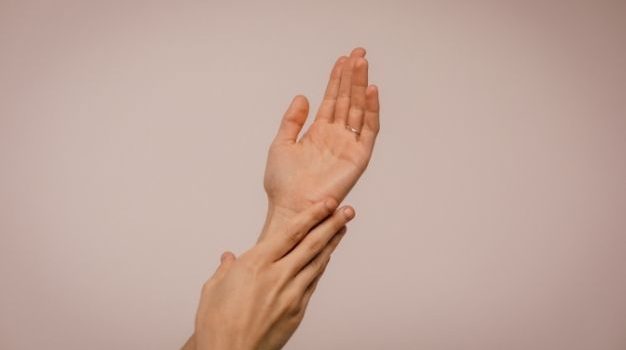 Sindrome del tunnel carpale: la guida per riconoscerla e i consigli per curarla 2021-08-Riccardo-Rota-Osteopatia-Massoterapia-Sindrome-Tunnel-Carpale