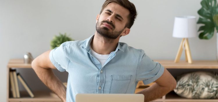 Lavoro sedentario e dolori muscolari: i consigli dell’osteopata Dolori muscolari lavoro sedentario