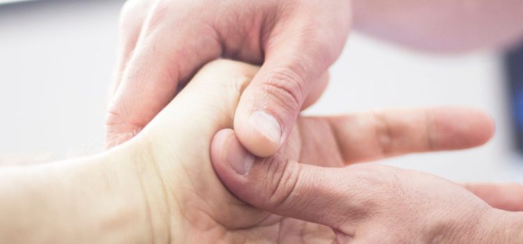 Rizoartrosi bilaterale, cos’è e come curarla con l’osteopatia Rizoartrosi Bilaterale